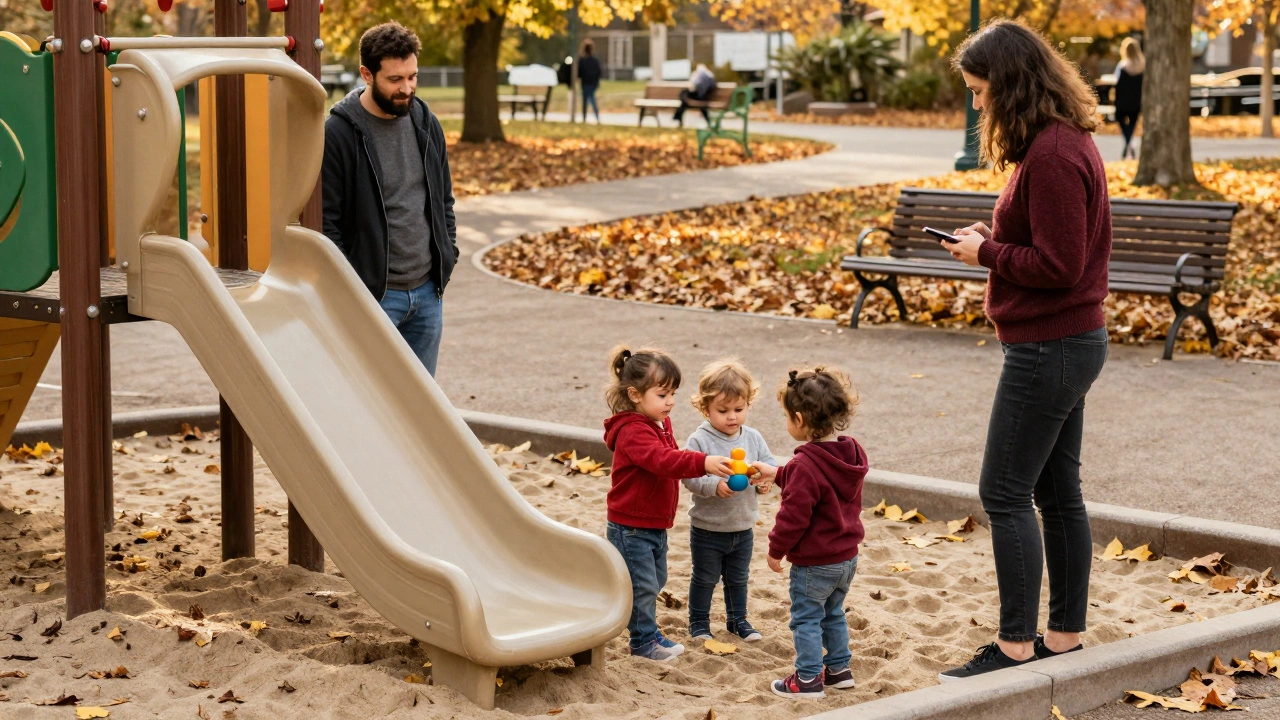 Tři děti hrají v parku, zatímco rodiče pozorují z blízka.