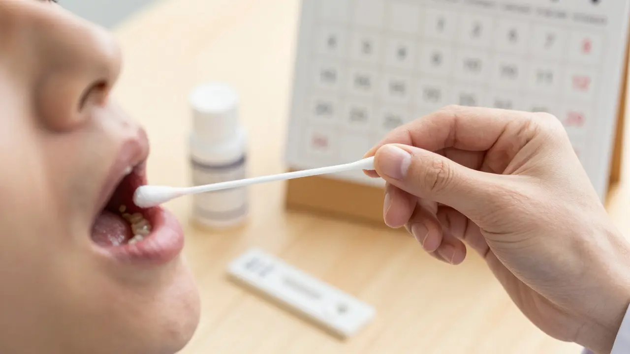 Lékař odebírá stěr z krku pro diagnostiku streptokoku